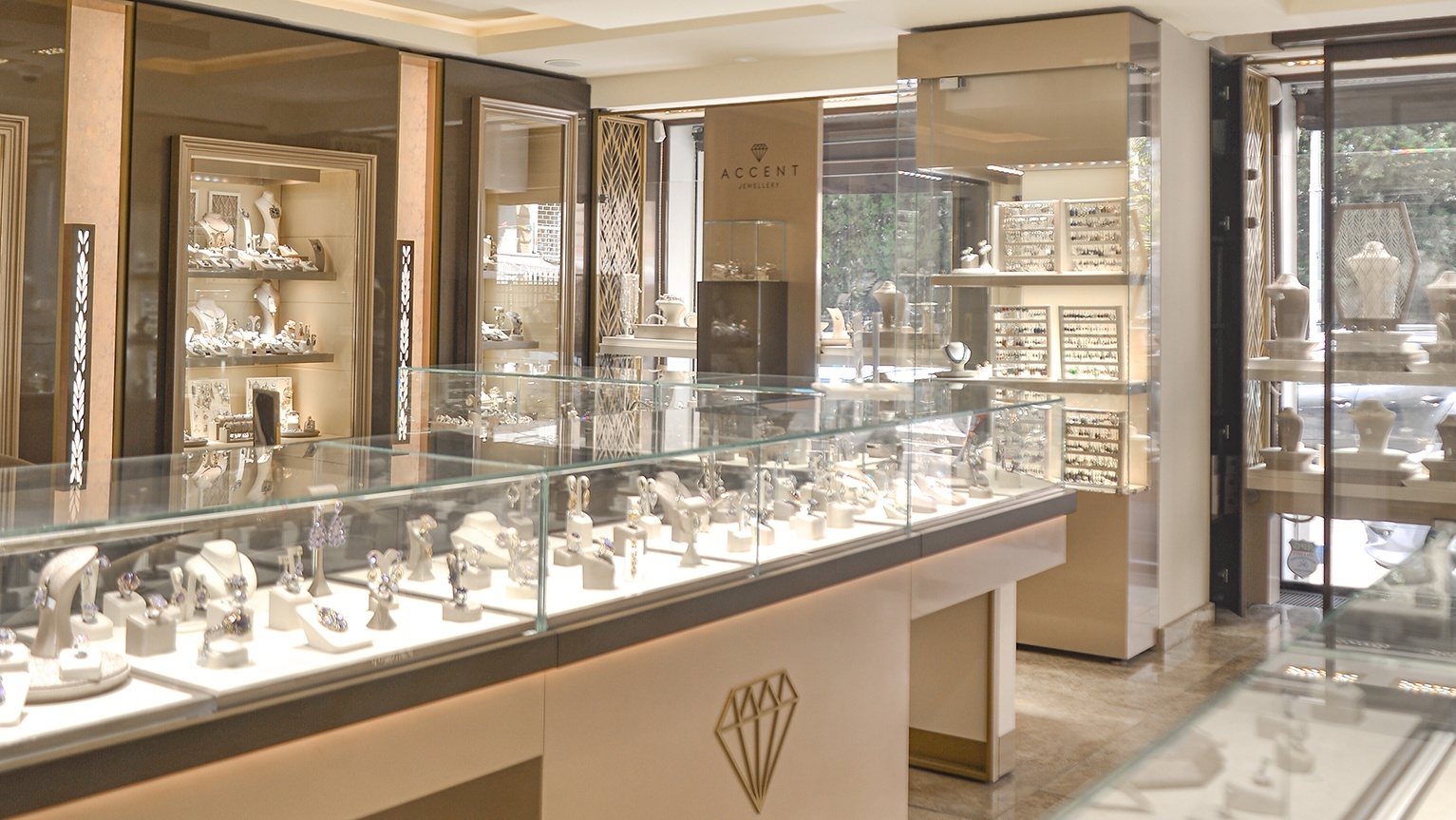 Magazin bijuterii aur București &ndash; Galeria Accent, Str. D.I. Mendeleev 26, interior cu vitrine si diamante
